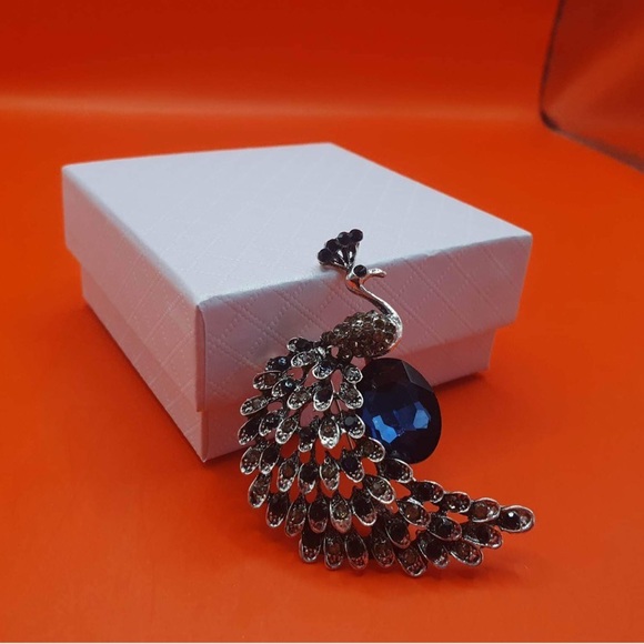 Jewelry - Blue and silver bird brooch in a white gift box